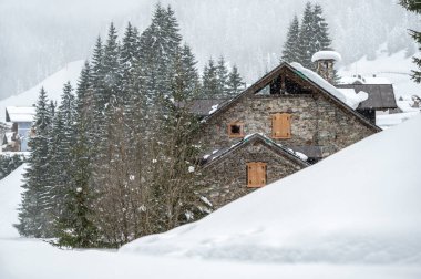 Sappada, Veneto, İtalya 'da kış kar yağışında evler 