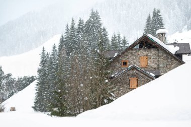 Kışın Sappada 'da evler kar yağışı sırasında, Veneto, İtalya 