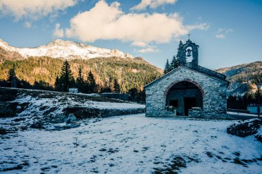 Karnia 'daki San Pietro ve Alzeri Kilisesi