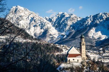 Karnia 'daki San Pietro ve Alzeri Kilisesi