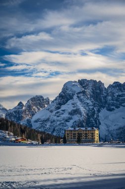 Lavaredo, Antorno ve Monte Paterno 'nun Dolomitler' deki üç zirvesi olan oteller..