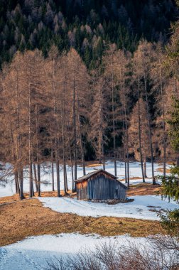 Kışın Fiscalina Vadisi 'nde ahşap kulübeler, Dolomitler, İtalya