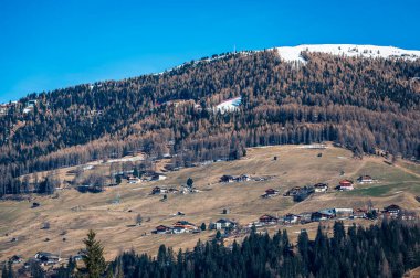 Kışın Fiscalina Vadisi 'nde ahşap kulübeler, Dolomitler, İtalya