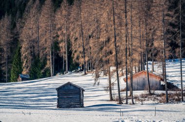 Kışın Fiscalina Vadisi 'nde ahşap kulübeler, Dolomitler, İtalya