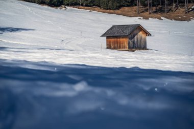 Kışın Fiscalina Vadisi 'nde ahşap kulübeler, Dolomitler, İtalya