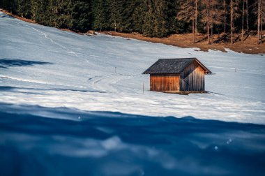 Kışın Fiscalina Vadisi 'nde ahşap kulübeler, Dolomitler, İtalya
