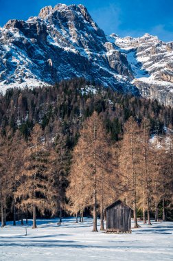 Kışın Fiscalina Vadisi 'nde ahşap kulübeler, Dolomitler, İtalya