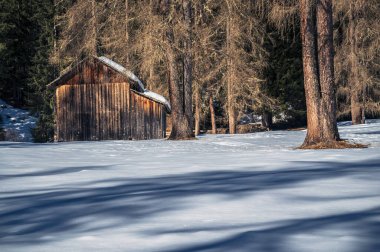 Kışın Fiscalina Vadisi 'nde ahşap kulübeler, Dolomitler, İtalya