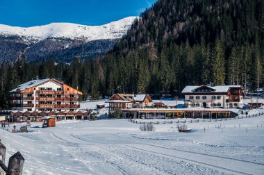 Kışın Fiscalina Vadisi 'nde oteller, Dolomitler, İtalya