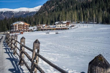 Kışın Fiscalina Vadisi 'nde oteller, Dolomitler, İtalya