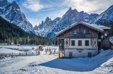 Kışın Fiscalina Vadisi 'nde oteller, Dolomitler, İtalya