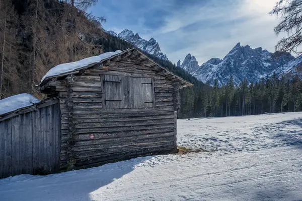 Kışın Fiscalina Vadisi 'nde ahşap kulübeler, Dolomitler, İtalya