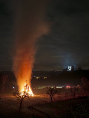 Friuli 'de geleneksel yangın ve aydınlanma havai fişekleri.