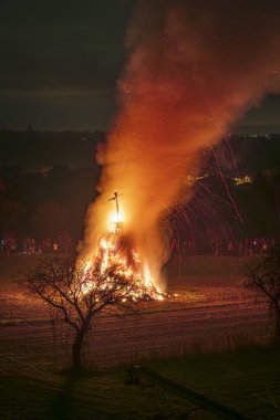 Friuli 'de geleneksel yangın ve aydınlanma havai fişekleri.