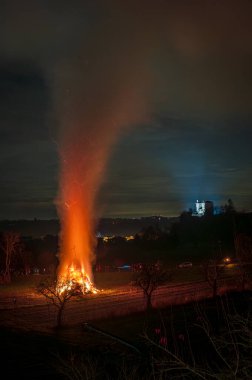 Friuli 'de geleneksel yangın ve aydınlanma havai fişekleri.