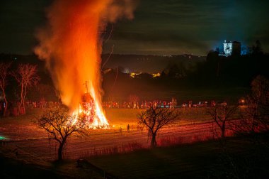 Friuli 'de geleneksel yangın ve aydınlanma havai fişekleri.