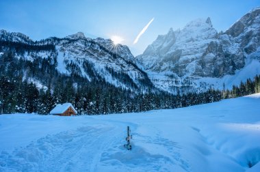 Tarvisio. Julian Alplerinin eteklerinde kışın Riofreddo vadisinde karlı evler