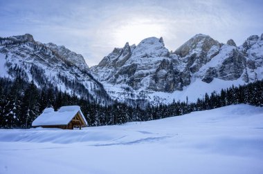 Tarvisio. Julian Alplerinin eteklerinde kışın Riofreddo vadisinde karlı evler