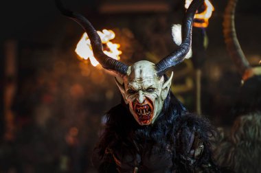 Noel şeytanları. Krampus alevler içinde. Friuli dağlarının doğum geleneği.