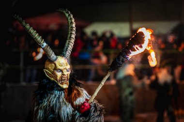 Noel şeytanları. Krampus alevler içinde. Friuli dağlarının doğum geleneği.