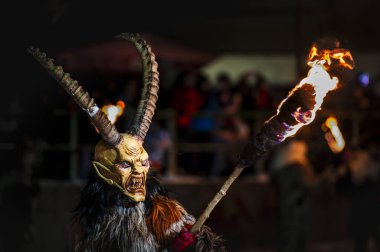 Noel şeytanları. Krampus alevler içinde. Friuli dağlarının doğum geleneği.