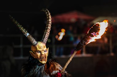 Noel şeytanları. Krampus alevler içinde. Friuli dağlarının doğum geleneği.