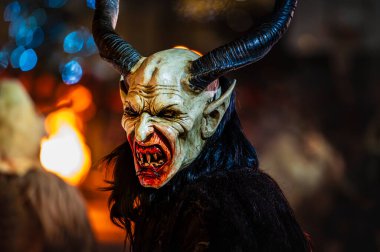 Noel şeytanları. Krampus alevler içinde. Friuli dağlarının doğum geleneği.
