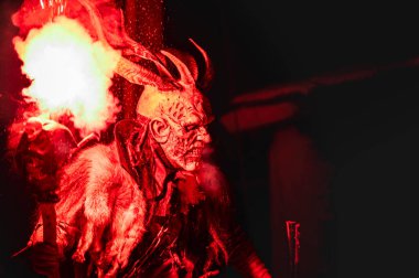 Noel şeytanları. Krampus alevler içinde. Friuli dağlarının doğum geleneği.
