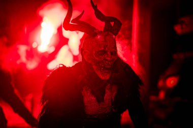 Noel şeytanları. Krampus alevler içinde. Friuli dağlarının doğum geleneği.