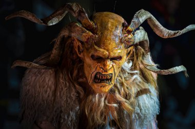 Noel şeytanları. Krampus alevler içinde. Friuli dağlarının doğum geleneği.