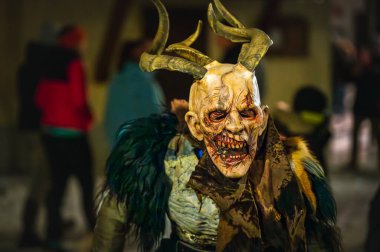 Noel şeytanları. Krampus alevler içinde. Friuli dağlarının doğum geleneği.