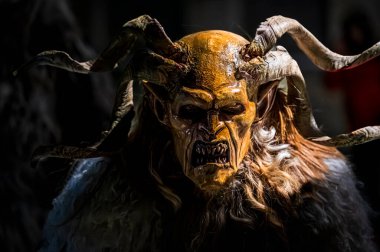 Noel şeytanları. Krampus alevler içinde. Friuli dağlarının doğum geleneği.