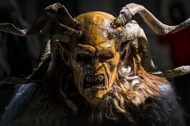 Noel şeytanları. Krampus alevler içinde. Friuli dağlarının doğum geleneği.