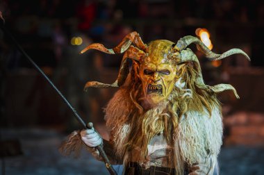 Noel şeytanları. Krampus alevler içinde. Friuli dağlarının doğum geleneği.