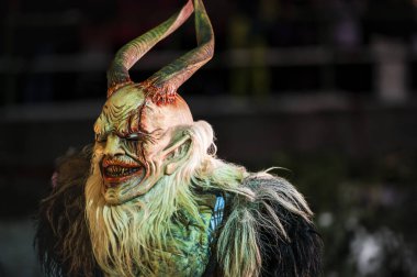 Noel şeytanları. Krampus alevler içinde. Friuli dağlarının doğum geleneği.