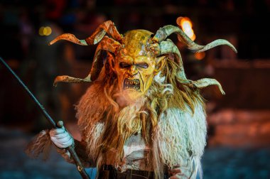 Noel şeytanları. Krampus alevler içinde. Friuli dağlarının doğum geleneği.