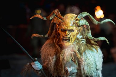 Noel şeytanları. Krampus alevler içinde. Friuli dağlarının doğum geleneği.