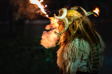 Noel şeytanları. Krampus alevler içinde. Friuli dağlarının doğum geleneği.