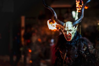 Noel şeytanları. Krampus alevler içinde. Friuli dağlarının doğum geleneği.