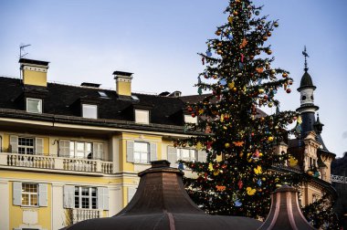 Bolzano, gece ile gündüz arasında. Tarihi binalar arasında Noel atmosferi. Uyarı.