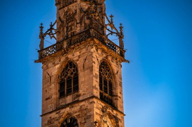 Bolzano, gece ile gündüz arasında. Tarihi binalar arasında Noel atmosferi. Uyarı.