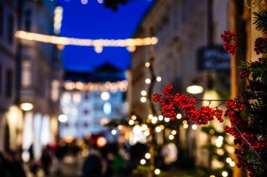Bolzano, gece ile gündüz arasında. Tarihi binalar arasında Noel atmosferi. Uyarı.