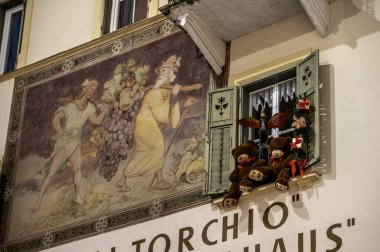 Bolzano, gece ile gündüz arasında. Tarihi binalar arasında Noel atmosferi. Uyarı.