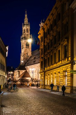 Bolzano, gece ile gündüz arasında. Tarihi binalar arasında Noel atmosferi. Uyarı.