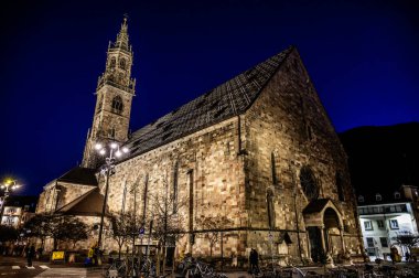 Bolzano, gece ile gündüz arasında. Tarihi binalar arasında Noel atmosferi. Uyarı.