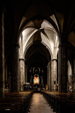 Bolzano, gece ile gündüz arasında. Tarihi binalar arasında Noel atmosferi. Uyarı.
