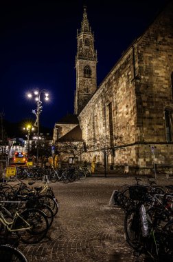 Bolzano, gece ile gündüz arasında. Tarihi binalar arasında Noel atmosferi. Uyarı.