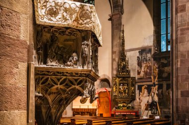Bolzano, gece ile gündüz arasında. Tarihi binalar arasında Noel atmosferi. Uyarı.