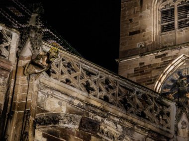 Bolzano, gece ile gündüz arasında. Tarihi binalar arasında Noel atmosferi. Uyarı.