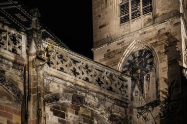 Bolzano, gece ile gündüz arasında. Tarihi binalar arasında Noel atmosferi. Uyarı.